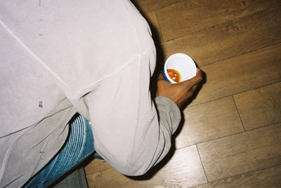 人在灰色的裤子白色塑料杯

